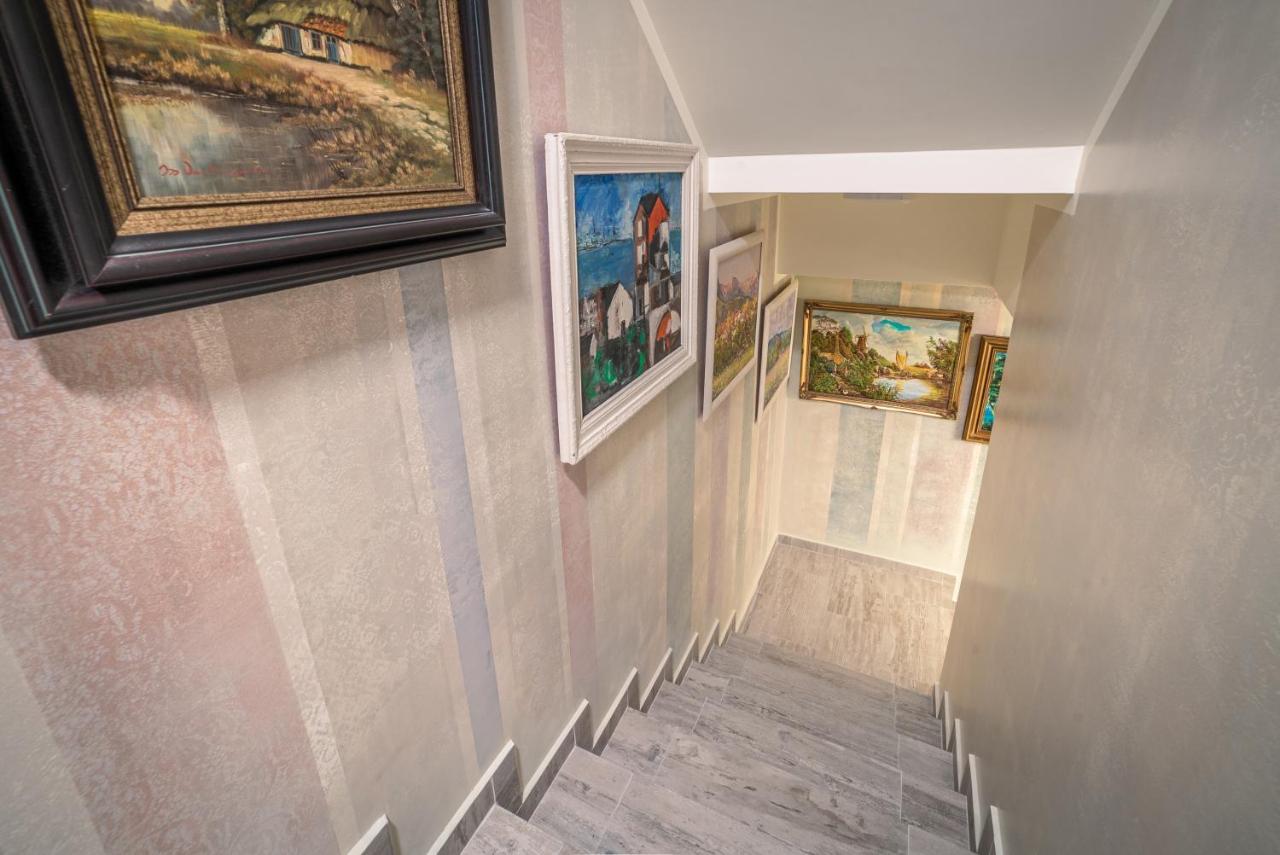 The Gallery Guest House - Garden And Garage Veliko Tarnovo Exterior photo